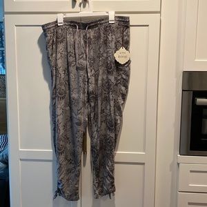NWT Gray XL ruched cinch crop.